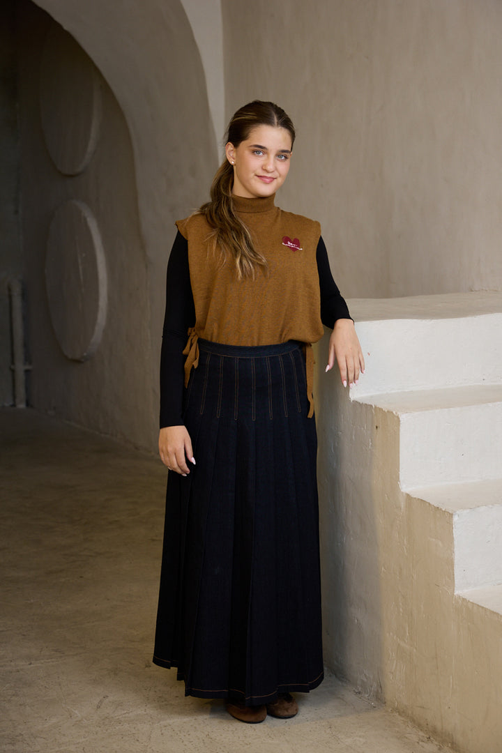 HKN039 TURTLENECK VEST WITH INTARSIA HEART - BROWN