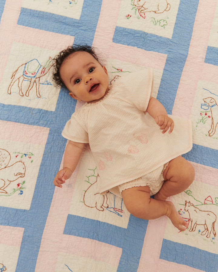 261-200-509 SEERSUCKER BABY-SET W. EMBROIDERY - DUSTY ROSE W CREAM STRIPE W FLOWER